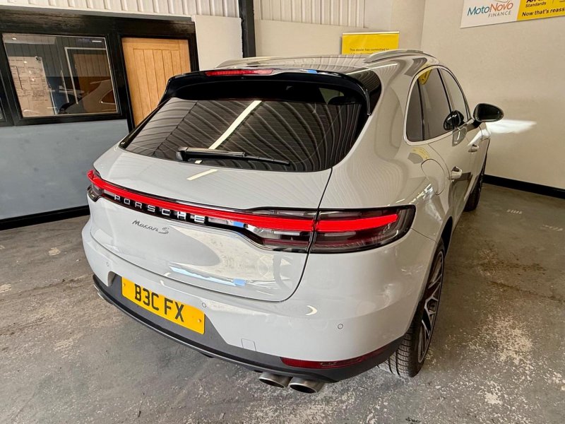 PORSCHE MACAN