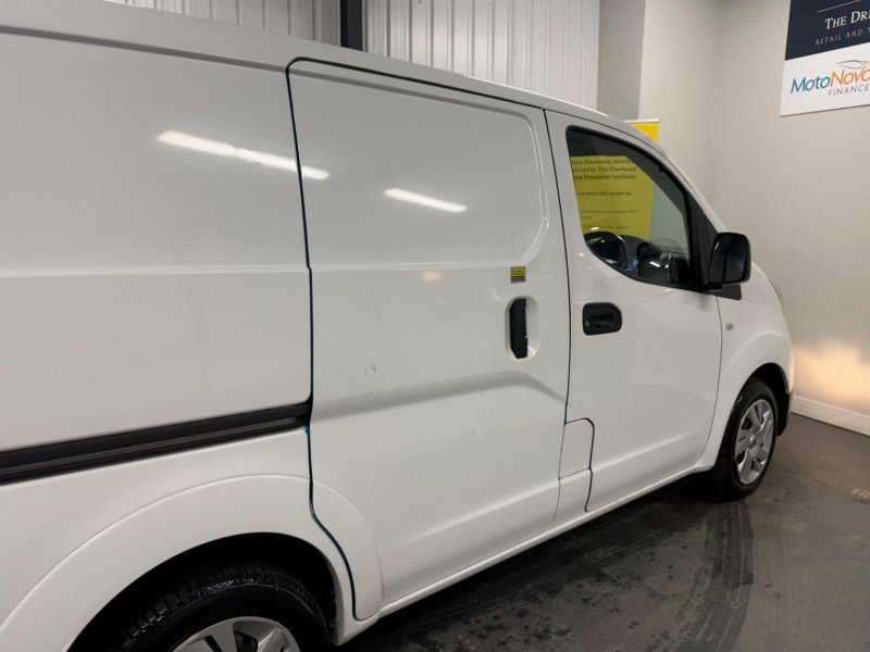 NISSAN E-NV200