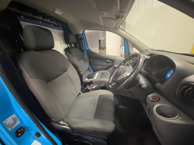 NISSAN E-NV200