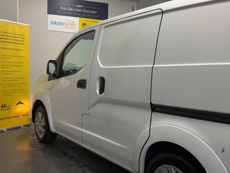 NISSAN E-NV200