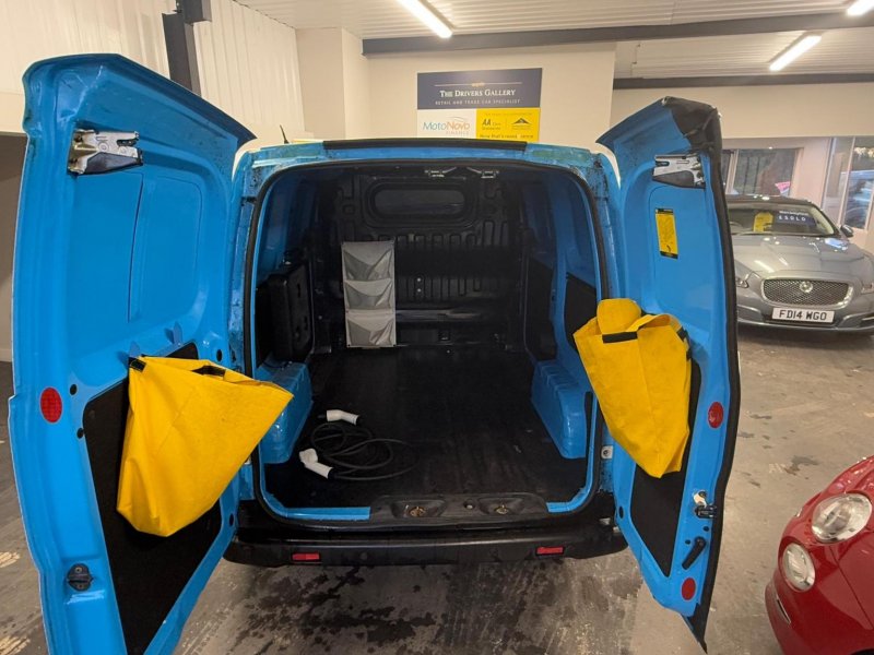 NISSAN E-NV200