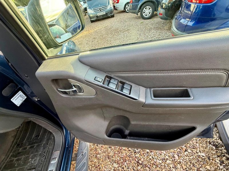 NISSAN NAVARA