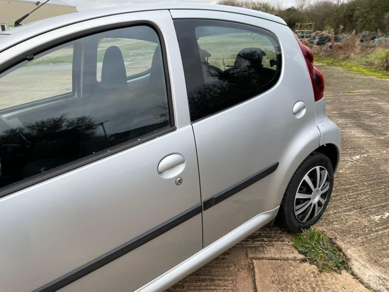 PEUGEOT 107