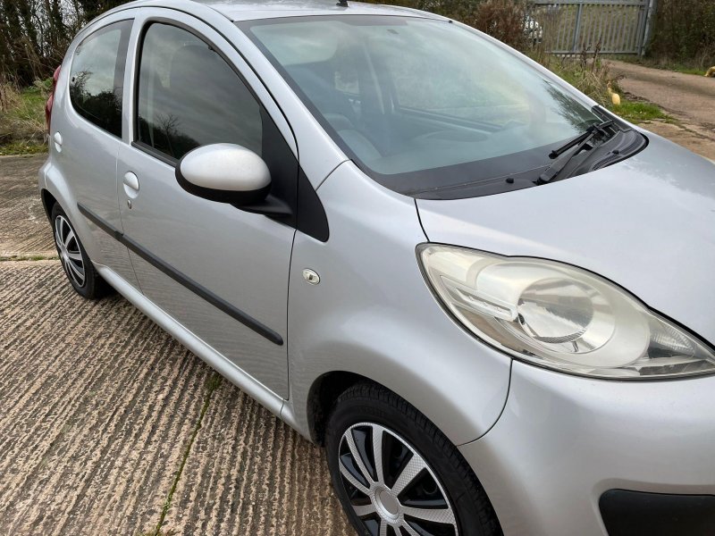 PEUGEOT 107