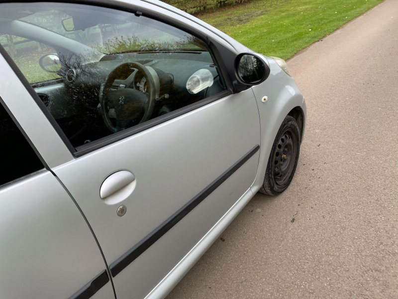 PEUGEOT 107