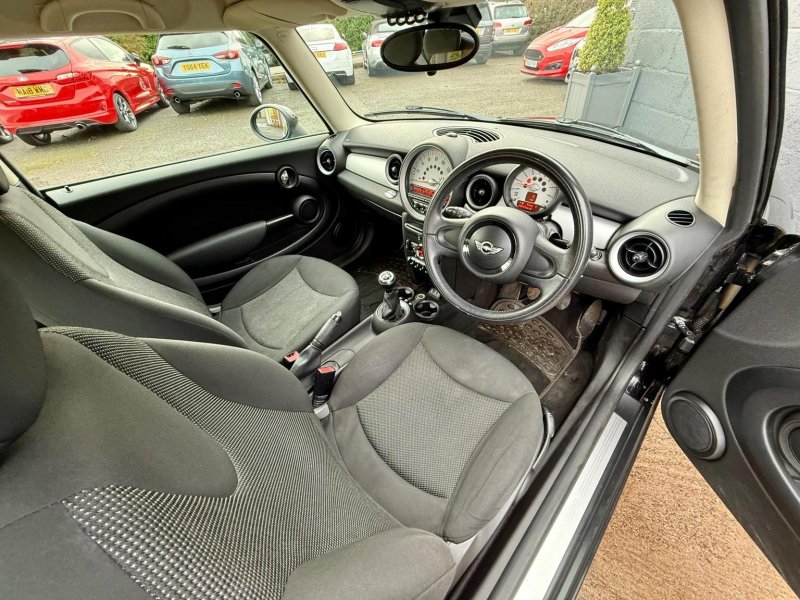MINI HATCH