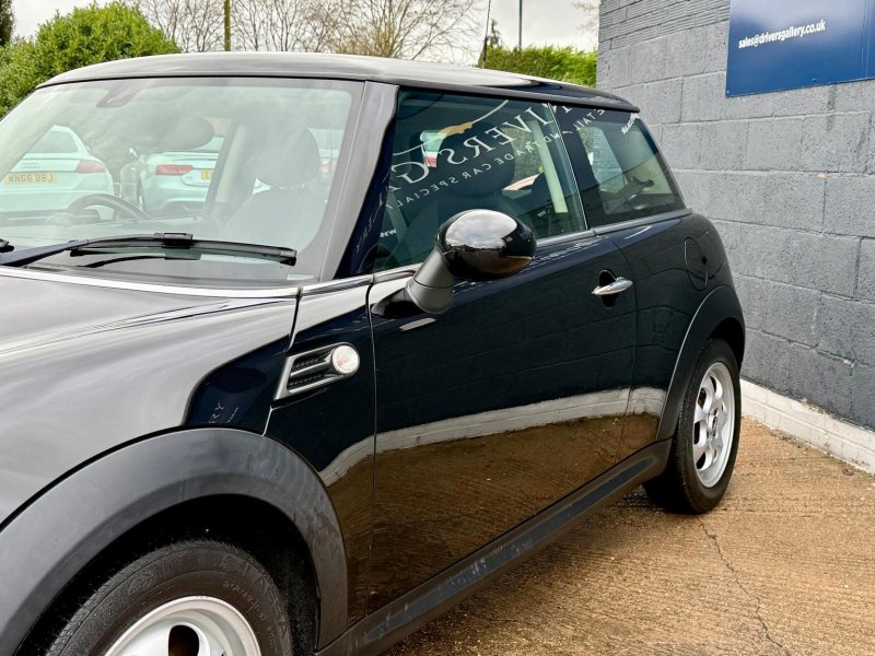MINI HATCH