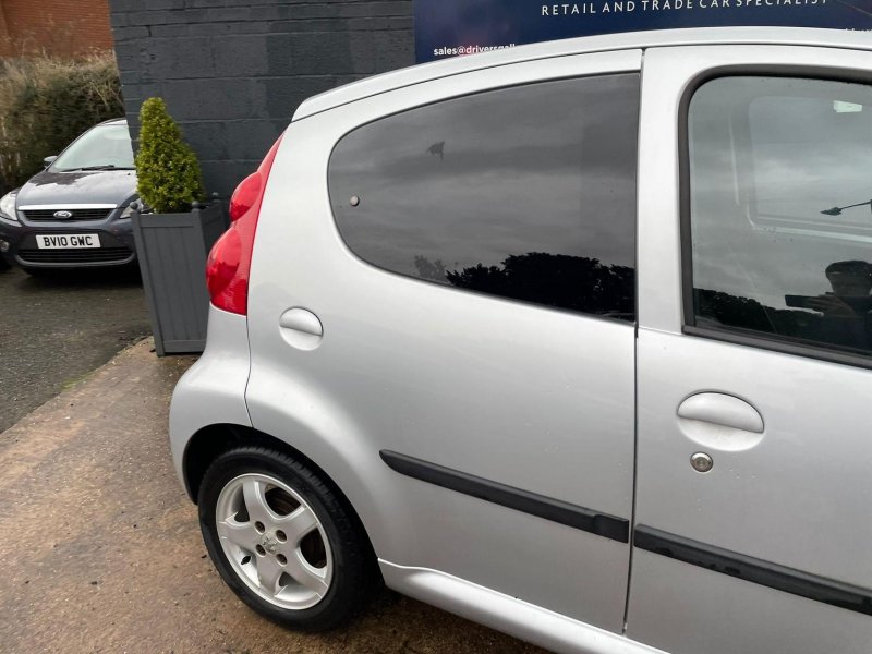 PEUGEOT 107
