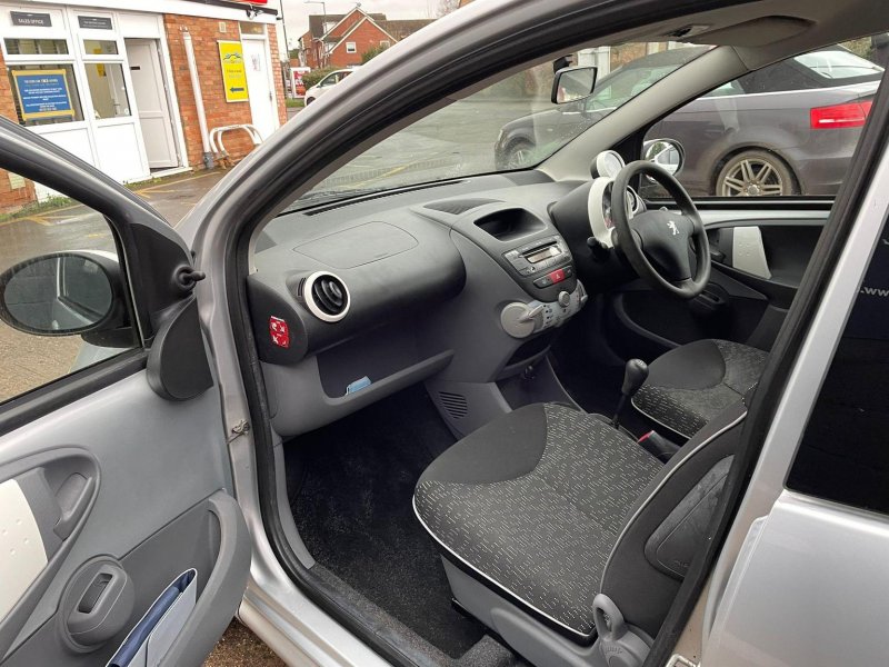 PEUGEOT 107