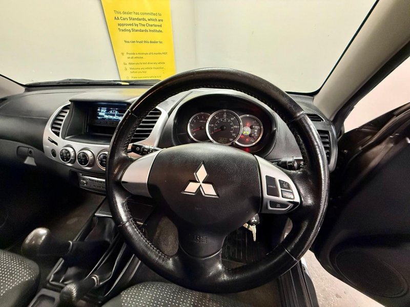 MITSUBISHI L200