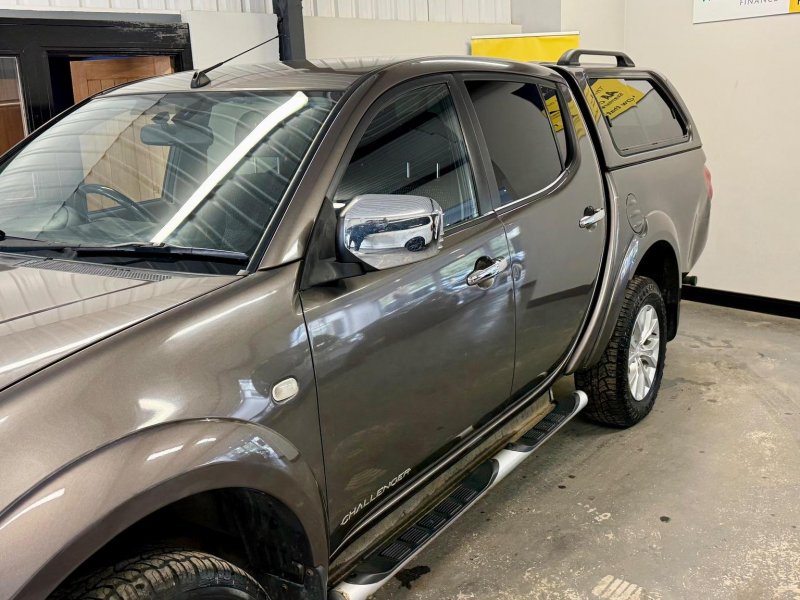 MITSUBISHI L200