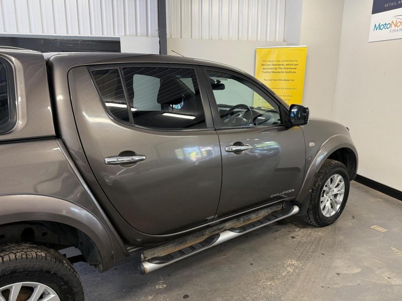 MITSUBISHI L200