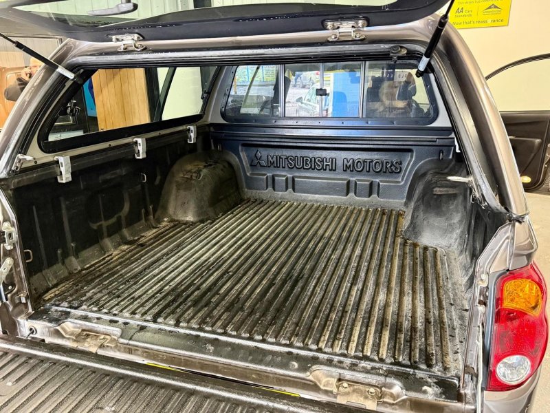 MITSUBISHI L200